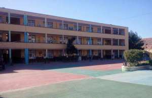 Oran - GRAND ÉLAN DE SOLIDARITÉ AVEC L’ENSEIGNANTE QUI OSÉ DÉNONCER LA VÉTUSTE DE SON ÉCOLE: De nouveaux pupitres au profit de l’école Benzerjeb