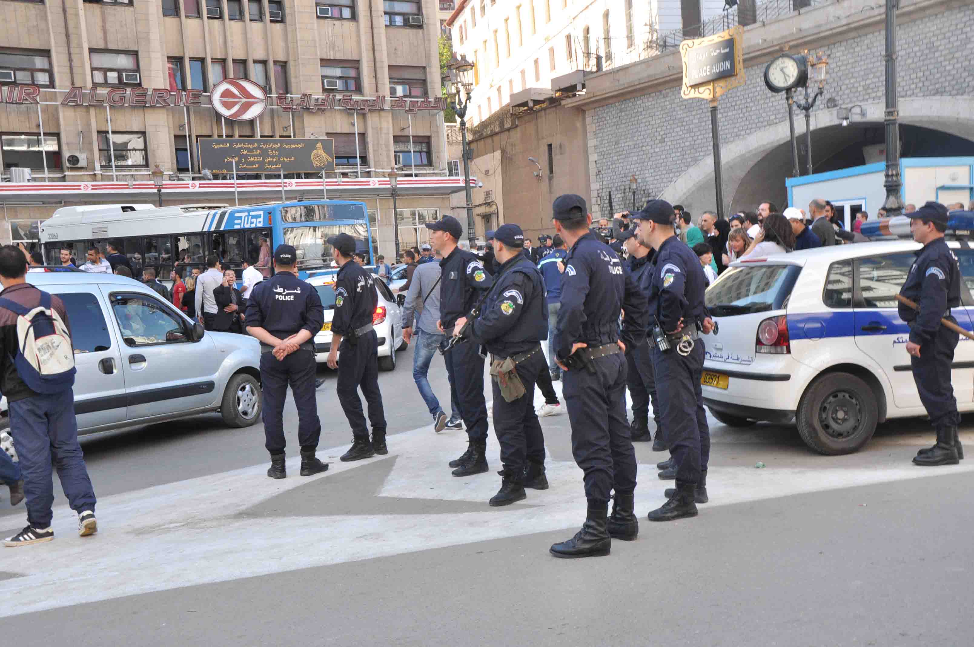 الجزائر تعيش حالة طوارئ غير معلنة