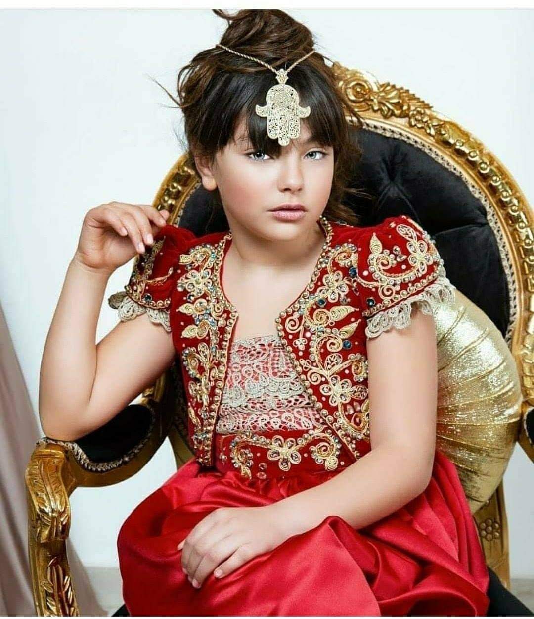 Une fille algéroise avec un tenue traditionnel (karako)