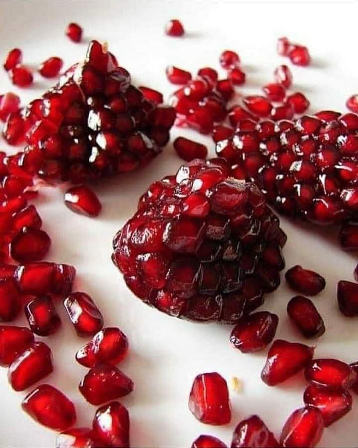 الرمان الاحمر