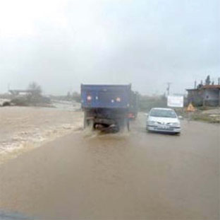 فقدان ثلاثة أشخاص في فيضانات الطارف                                    كانوا على متن سيارة هَوَت بهم إلى وادي خروعة