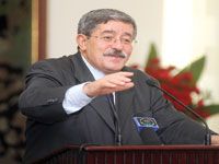 Il a animé hier un meeting de campagne                                    Ouyahia réapparaît à Chlef