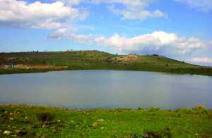 Tibane (Béjaïa) - Le lac Aguelmim Iker souillé par les déchets