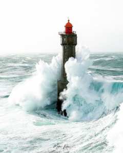 𝗢𝘂𝗲𝘀𝘀𝗮𝗻𝘁, 𝗹'𝗶̂𝗹𝗲 𝗱𝗲𝘀 𝗧𝗲𝗺𝗽𝗲̂𝘁𝗲𝘀