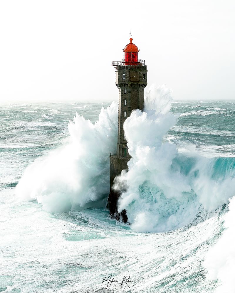 𝗢𝘂𝗲𝘀𝘀𝗮𝗻𝘁, 𝗹'𝗶̂𝗹𝗲 𝗱𝗲𝘀 𝗧𝗲𝗺𝗽𝗲̂𝘁𝗲𝘀