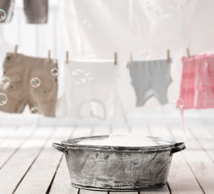 Tissu, cuir, bois : Retirer une tache de javel ?