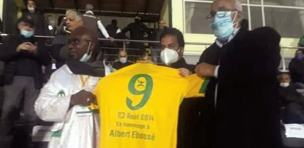 Tizi Ouzou (Football) - PROFITANT DE LA VENUE DES CAMEROUNAIS DE COTON SPORT À TIZI OUZOU: La JS Kabylie rend hommage au regretté Ebossé