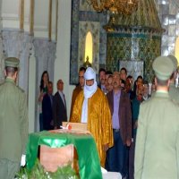 Des centaines de personnes rendent un dernier hommage au défunt