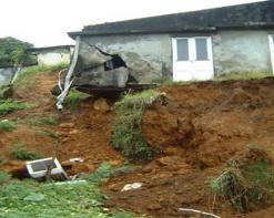 عمارة بنهج زيغود يوسف وسط سكيكدة مهددة بالانزلاق الأرضي                                    السلطات وعدت بالتدخل ولم تف