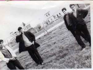 نزهزة مع الاصدقاء في الطبيعة.