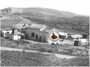 المدرسة القديمة بيابوس التي حولت اثناء الثورة الى المكتب الاداري المتخصص المعروف ب SAS