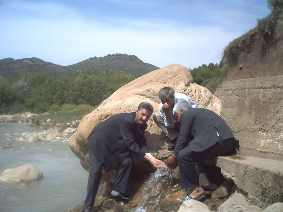 نزهزة مع الاصدقاء في الطبيعة.