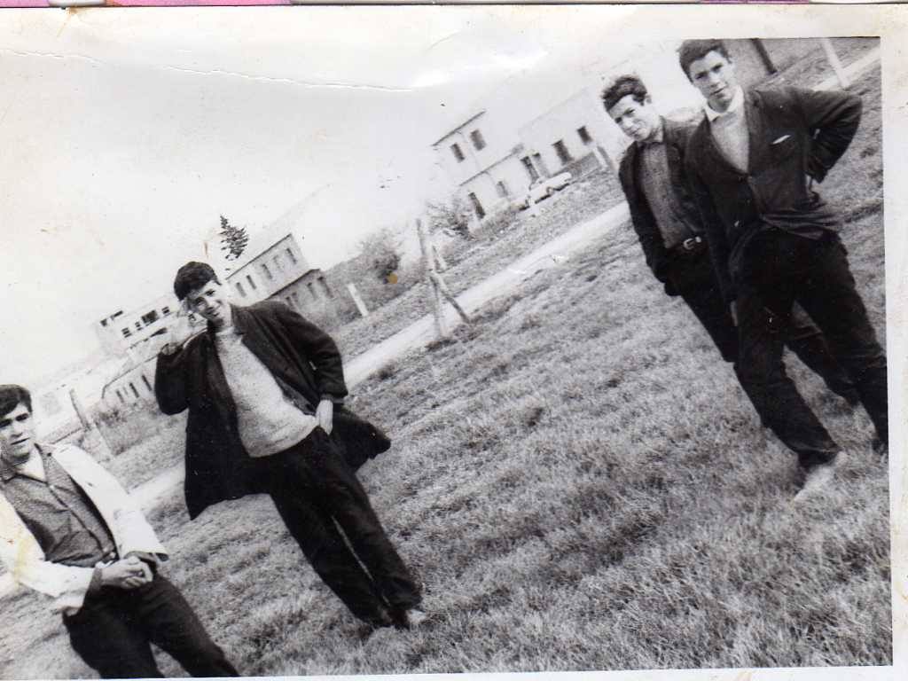 نزهزة مع الاصدقاء في الطبيعة.