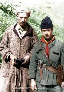 رجال صنعوا التاريخ وجال جاء بهم التاريخ.الشهيد عميروش مع كاتبه حسين بن امعلم بمقر الولاية الاولى التاريخية شليا 1956.