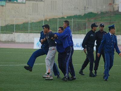 Une sanction, une démission et des troubles                                    Défaite sur tapis vert et quatre matchs à huis clos pour la JS Saoura