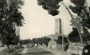 Tlemcen n'est-elle pas la ville de la tradition, la cité aux trente-trois minarets ?