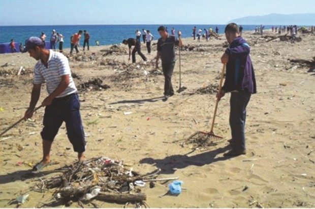 Mostaganem (Initiative citoyenne) - CAMPAGNE DE NETTOYAGE SUR LE LITTORAL: 150 sacs de déchets collectés