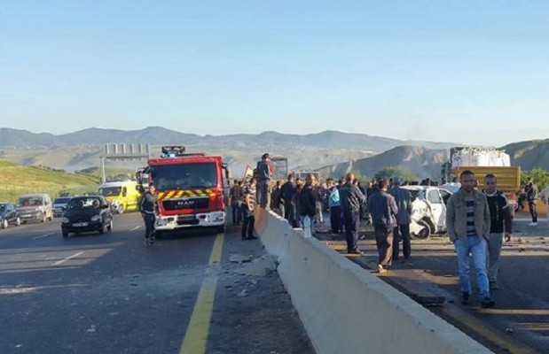 Ouled Rahmoune (Constantine) - 2 morts et 05 blessés dans une collision entre 2 voitures