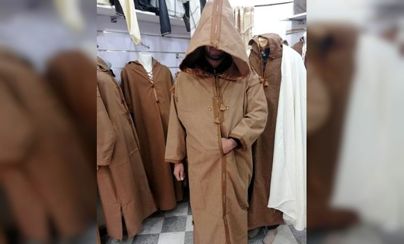 Aïd El-Fitr/Ouargla: le port du costume traditionnel résiste à la concurrence étrangère