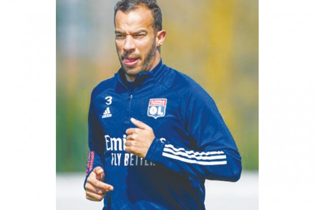 Algérie (Football/Equipe Nationale) - IL A DES TOUCHES EN FRANCE, EN TURQUIE MAIS AUSSI DANS LES PAYS DU GOLFE: Benlamri quitte officiellement l’Olympique Lyonnais