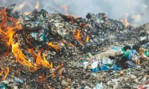 Tiaret - LES HABITANTS DÉNONCENT CET ÉTAT DE FAIT: On brûle les déchets en plastique en plein centre-ville