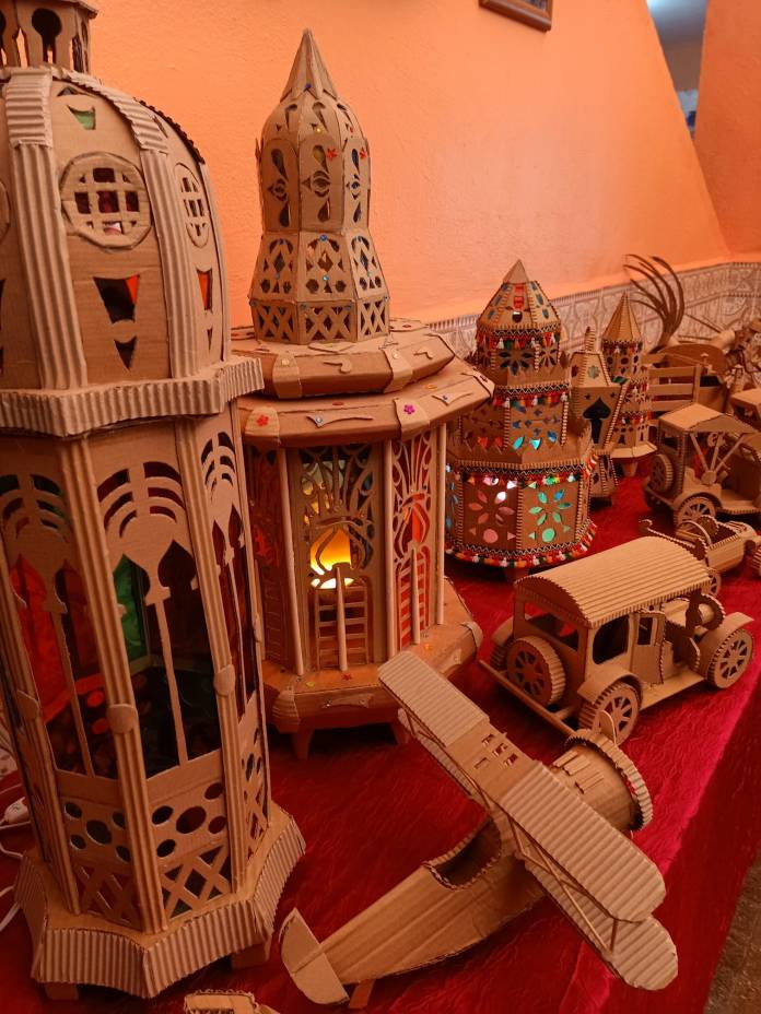 Brahim Belkorichi, l’artiste qui « cartonne » en créant des œuvres écolo