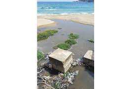 Collo (Skikda) - Des citoyens barricadent le front de mer  Pollution par l'oued Sial sur la plage