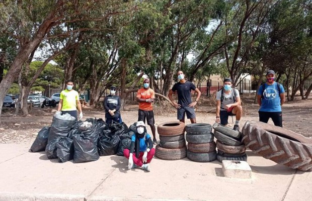 Oran - Des jeunes nettoient la forêt de Canastel de tout objet inflammable