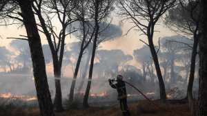 Planète (France/Europe) - Côte d'Azur: 1.200 pompiers toujours à pied d'oeuvre pour éteindre l'incendie