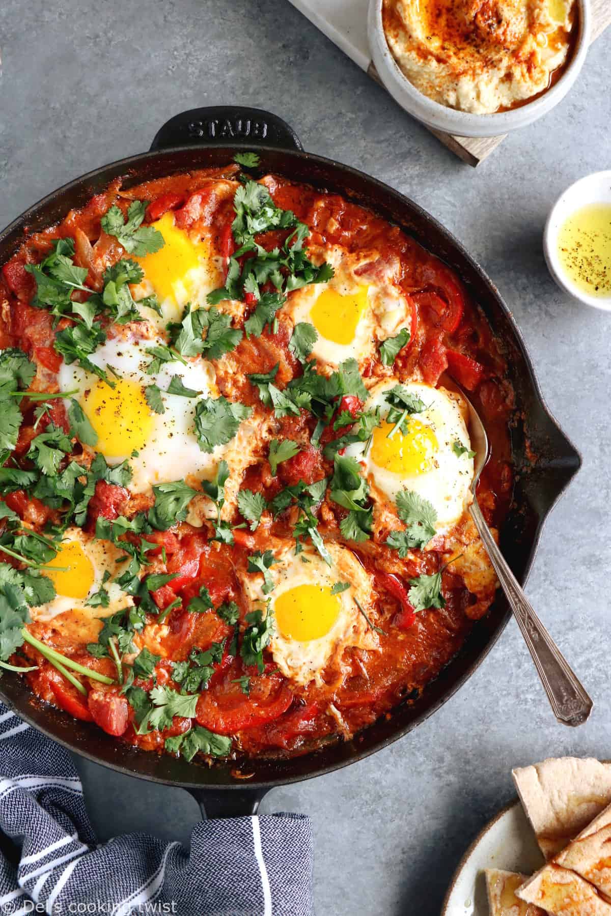 Shakshuka aux oeufs et tomates