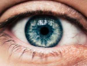 كيف يتم إجراء عملية زرع القرنية؟