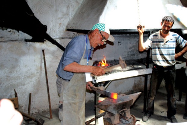 Bouzeguène (Tizi Ouzou) - À 83 ANS, IL BAT ENCORE LE FER À TAHANUTS N TEJMAÂT: Ouramdane Ahitous, le dernier forgeron d’Ihitoussen