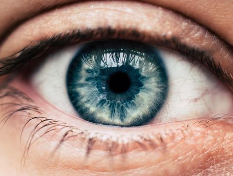 كيف يتم إجراء عملية زرع القرنية؟