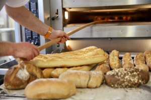 Planète - Quotidien: La baguette coûte plus cher, la faute au changement climatique