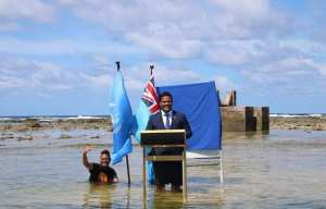 Planète (Tuvalu/Océanie) - COP26: Un ministre des Tuvalu se filme les pieds dans l’eau pour alerter sur la montée des océans