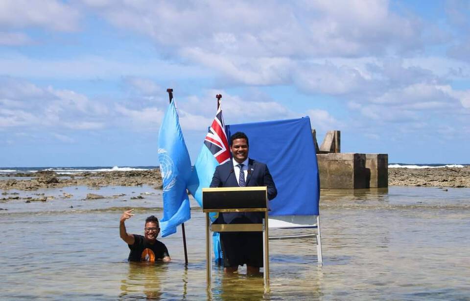 Planète (Tuvalu/Océanie) - COP26: Un ministre des Tuvalu se filme les pieds dans l’eau pour alerter sur la montée des océans