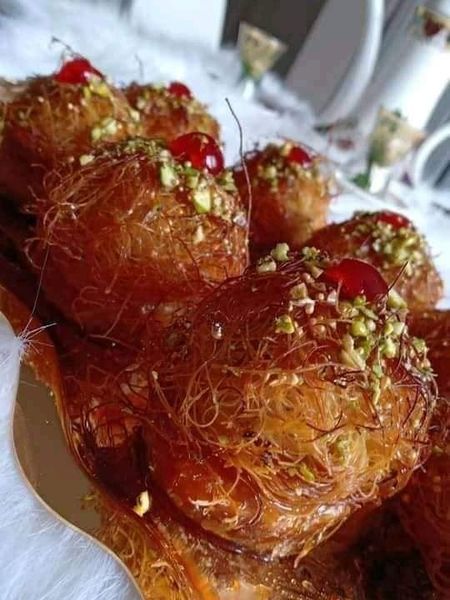 طريقة عمل حلوة القطايف بالباقلاوة