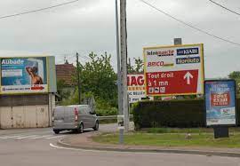 Commune d'Oran - Plus de 510 plaques publicitaires anarchiques démantelées