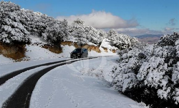 Algérie (Batna) - les premières neiges perturbent le trafic sur certains axes montagneux