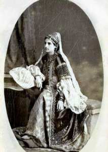 Aux origines du caftan et son acheminement en Algérie