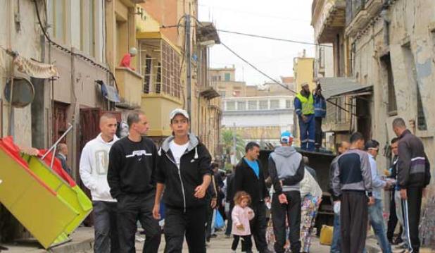 إزالة أكبر تجمع تجاري فوضوي في المدينة الجديدة بوهران                                    العملية تجنّد لها 1500 شرطي واستهدفت ثلاثة آلاف تاجر