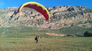 Ibn Ziad (Constantine/Algérie) - La parapente découvrant le massif de Djebel Zouaoui et le village El Anab