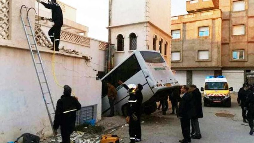 Mostaganem - Un bus fou s’encastre dans une maison, plusieurs blessés
