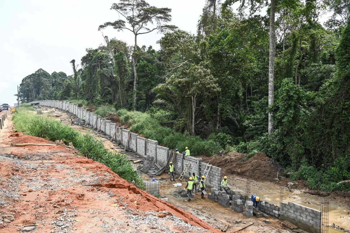 Planète (Afrique) - En Côte d’Ivoire, face à l’urbanisation sauvage, le parc du Banco, «poumon vert» d’Abidjan, se barricade