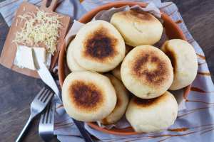 Petits pains à la poêle fourrés aux fromages