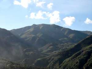 La Koudiet N'Aït Arif ou Béni Arif (en arabe : كدية نآيث عريف/بني عريف, en tamazight : Kudyet n Ayṯ Ɛrif)