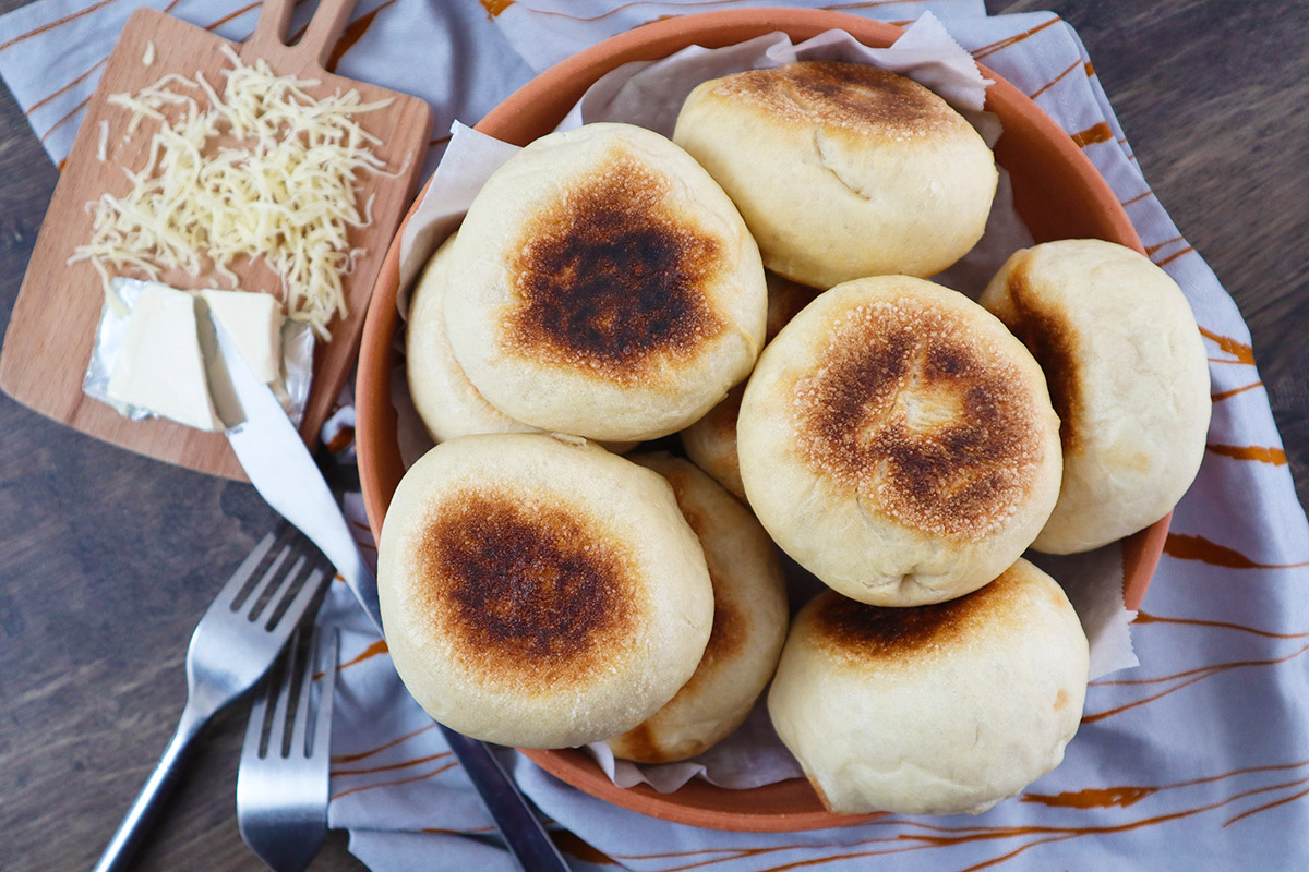Petits pains à la poêle fourrés aux fromages