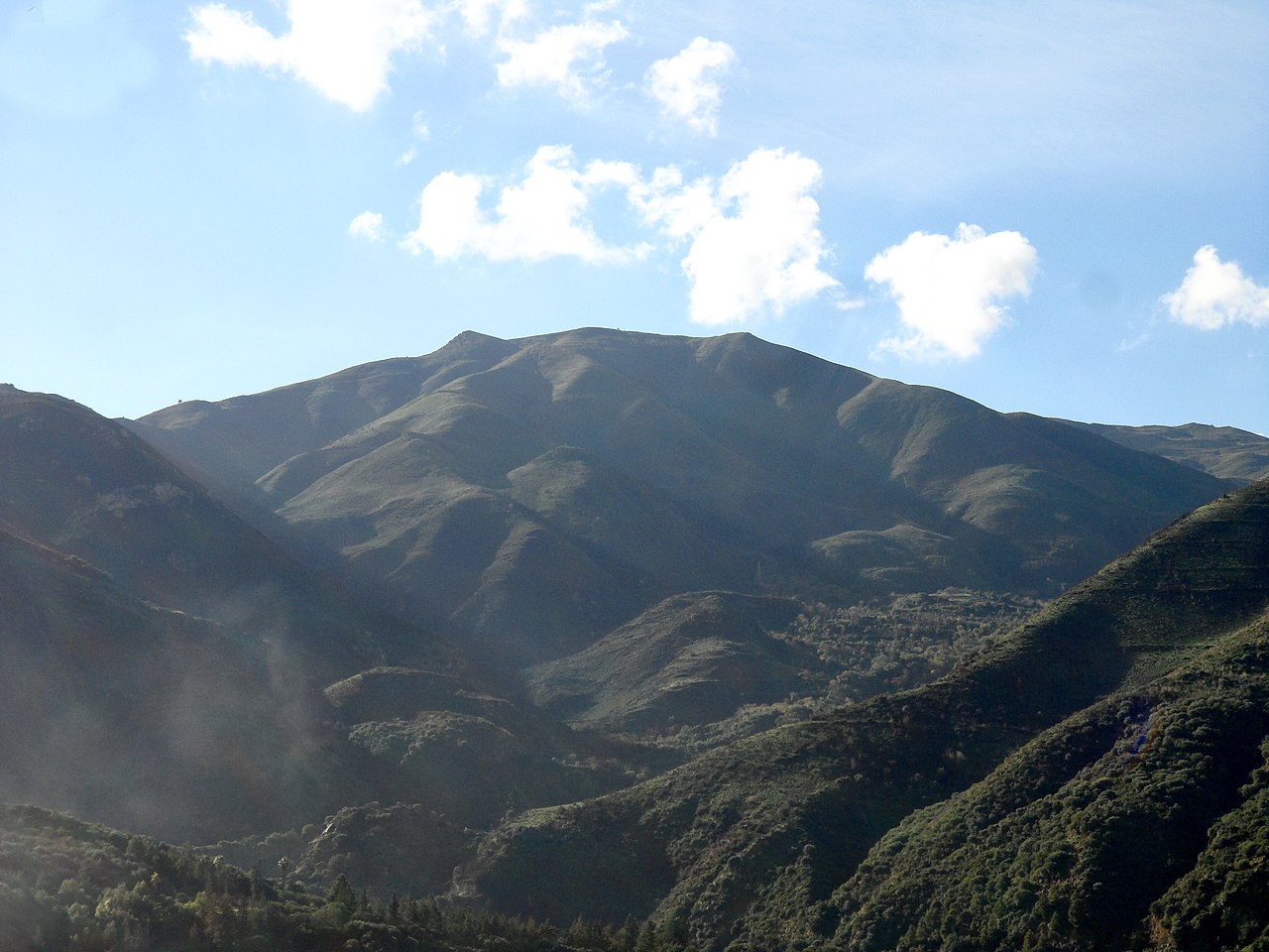 La Koudiet N'Aït Arif ou Béni Arif (en arabe : كدية نآيث عريف/بني عريف, en tamazight : Kudyet n Ayṯ Ɛrif)