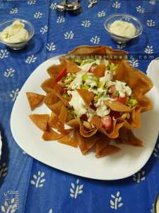 Salade variée servie dans un moule croustillant