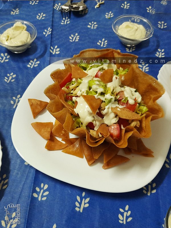 Salade variée servie dans un moule croustillant